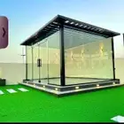 عشب صناعي وشلالات ومظلات