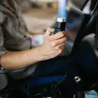 كهربائي سيارات وفحص كمبيوتر وبرمجة عند موقعك