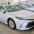 كامري 2025بنزين LE سعودي متوفر لون ابيض اسود تيتانيوم