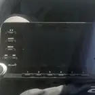 الشاشة المعروضة في الصورة هي شاشة عرض مركزية للوسائط والرادي