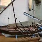 مجسم قارب بحري خشبي