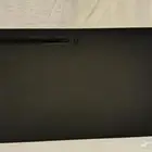 اكس بوكس سيريس اكس 1 تيرا مع يدتين سوداء و وحده بيضاء