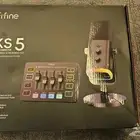 مايك فيفاين مع المكسر والستاند.