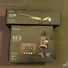 مايك فيفاين مع المكسر والستاند.