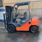 فوركلفت  (forklift)  رافعة شوكية للإيجار