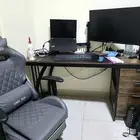 مكتب للبيع مع كرسي جيمنج مع الشاشة و الهولدر بتاع الشاشة