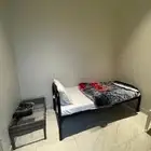 ابحث عن غرفة صغيرة احط أغراضي فيها ب 200 ريال