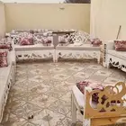 بيع كنب مستخدم نظيف  كراسي خشب مع الجلسات