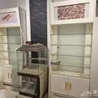 للبيع دواليب خشب عرض عطور وبترينات