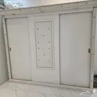 غرفة نوم وسرير ودرج وطاوله