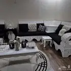 الكنب ومع الطاولات