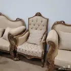 كنب كلاسيكي مستعمل مع طاولات ومخدات