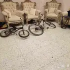 للبيع اثاث و طقمين كنب و متفرقات و دراجة ورفوف وكنب