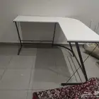 طاولة تنفع للبي سي او اغراض ثانيه نظيفه جدا مافيها خدش