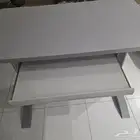 مكتب وكرسي مكتب وكنب جلد كبيرة وخزنة وطابعتين