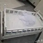 سرير اطفال هزاز مع عجلات وا درج نظيف وا جديد