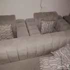 كنب بحاله جيده يحتاج غسيل يتكون من 3كنبات طويله و2كراسي فرد