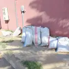 5 أكياس بطحاء للبيع و كيسين خرسانه و تربه زراعيه