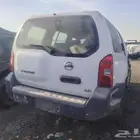 يارة نيسان إكستيرا 2010 بيضاء اللون.