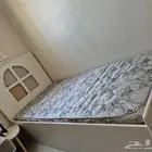 سرير مع مخازن ومرتبتين