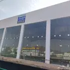 للايجار صاله كبيره اربع فتحات وسكن خلفي بالوادي