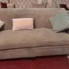 كنب خمس قطع شبه جديد مخمل مع المخدات والستاره