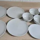 صحون من ايكيا مره وحده استعمال 15 قطعه