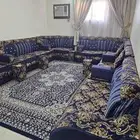 كنب وسجادة وطاولة تلفزيون