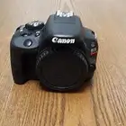 Canon EOS Rebel SL1 مع عدستها