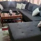 كنب رمادي غامق نظيف   طاولة