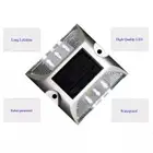 عيون قطط على الطاقة الشمسية