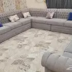 كنب مع الفرش مع المخدات مع طاولتين