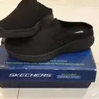 للبيع حذاء سكتشرز جديد مقاس كبير جدا
