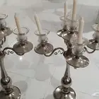 شمعدان مع الشموع