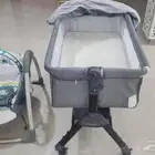 سرير اطفال من عمر شهر الي سنه وجلاسة اطفال هزاز كهربائيه