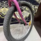 دراجة BMX وردية وسوداء للبيع بحالة ممتازة.