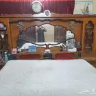 يوجد سرير ودلالب وتسريحه عله السوم