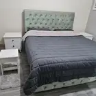 غرفة نوم ابيض كاملة مع مرتبة.