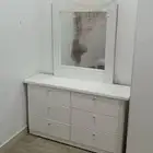 طاولة زينة بيضاء رائعة للبيع