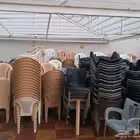 كراسي بلاستيك مع طاولات للبيع