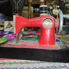 ماكينة خياطة تحفة ... قديمة صغيرة الحجم