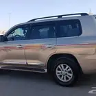 عرض خاص لسيارة تويوتا لاند كروزر 2009  اللون  ذهبي لامع