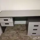 طاولة مكتب مع الخزنه نضيف جدا