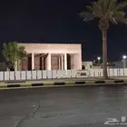 للإيجار مبنى تجاري متميز على طريق السفير