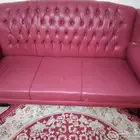 كنبة حمراء ب 3 أشخاص مع سجاد مساحته 1.5 متر