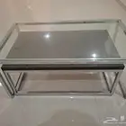 طاوله تقديم توضع في وسط الغرفه