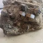 قارنت خام مع الحاضن تحفة ربانية من الاحجار الكريمة