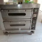 فرن كهرباء وقلاية مع طاولة للبيع.