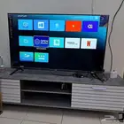 تلفزيون سمارت 4K LED android 13 السعر 700 ريال مع الطاولة