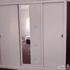 غرفه نوم مكونه من دولاب و2كومدينو وتسريحه بالكرسي للبيع